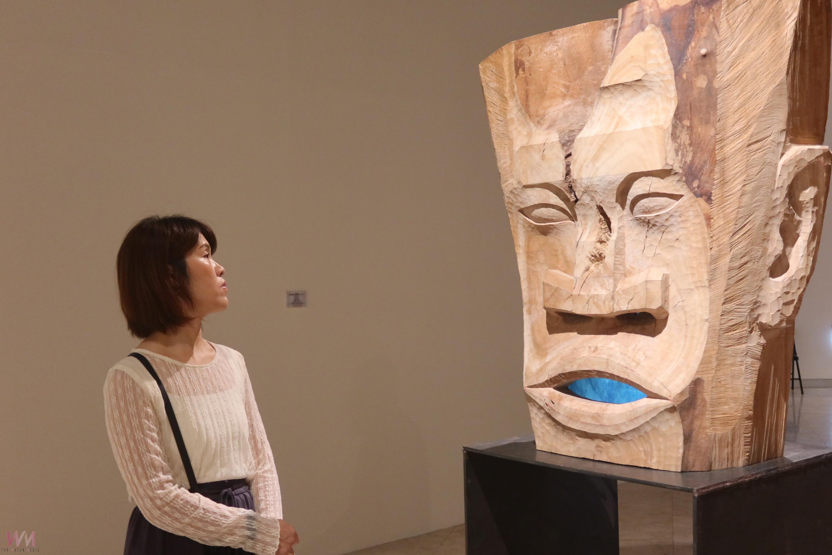 （有影片）／雕塑博士賴永興首度返鄉個展　木雕作品散發沉浸式香氣 - https://www.watchmedia01.com