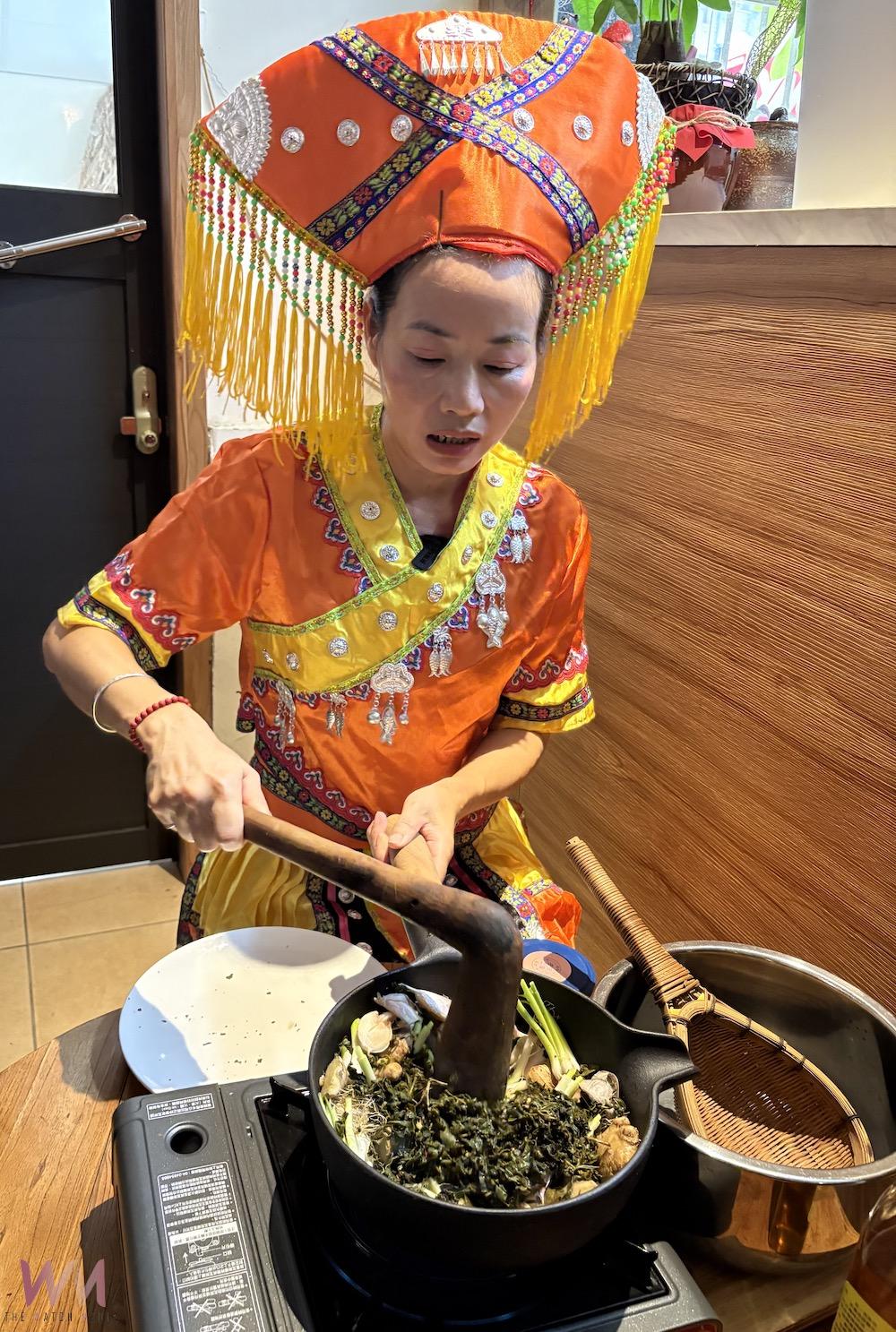 新住民蔣萌女士應邀在嘉義市服務站的家庭教育課程，分享桂林人的日常-「打油茶文化」，並以阿里山茶葉結合桂林家鄉的傳統飲食「打油茶」。（圖/嘉義市服務站提供）
