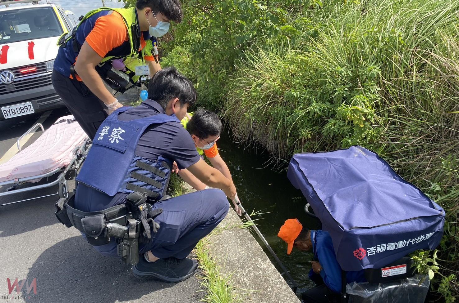 96歲老翁連人帶車跌水溝　員警與警消合力急救脫險 - https://www.watchmedia01.com
