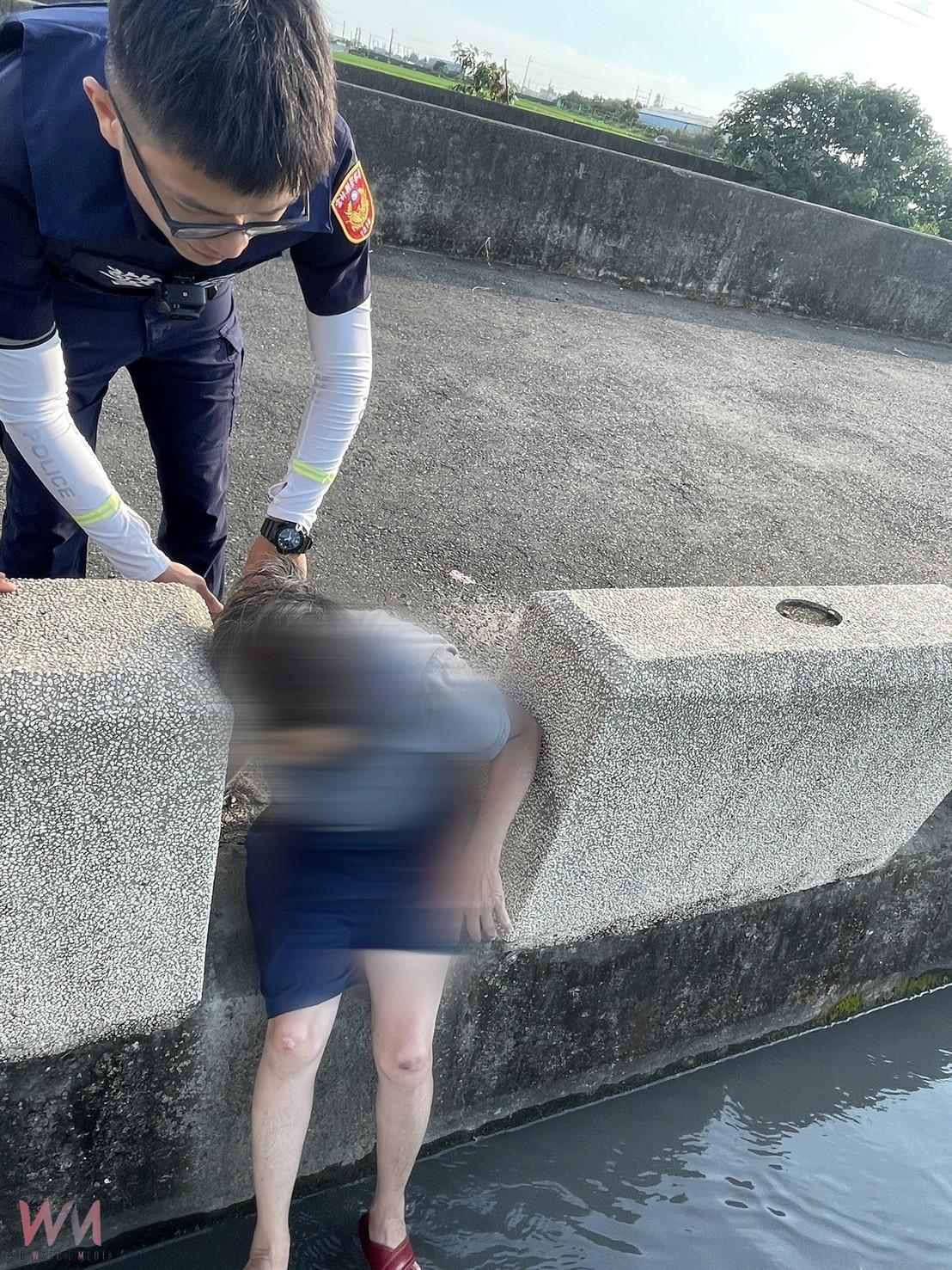 六旬失智婦跌落水溝　西螺警即時救援助返家 - https://www.watchmedia01.com