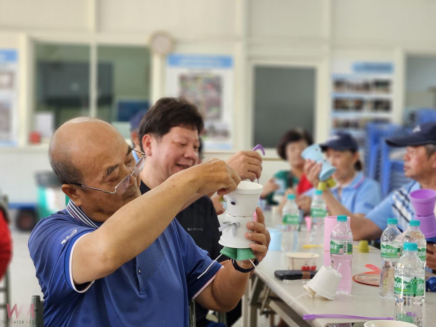 電台深入社區做公益　盆偶創作與歡唱逗樂長輩　　 - https://www.watchmedia01.com