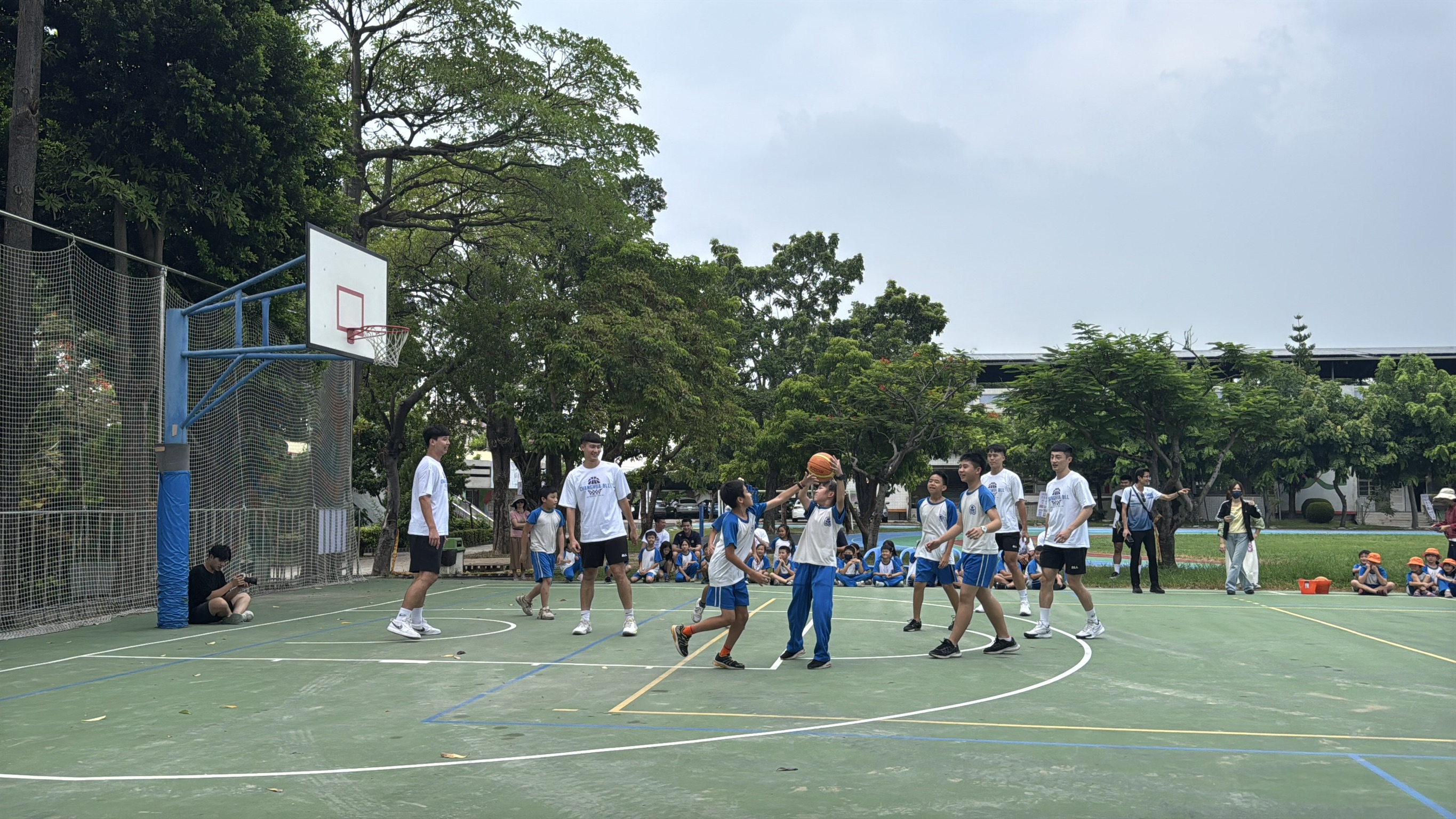 （有影片）／璞園柏力力籃球隊進校園　國聖國小師生嗨翻籃球公益日 - https://www.watchmedia01.com