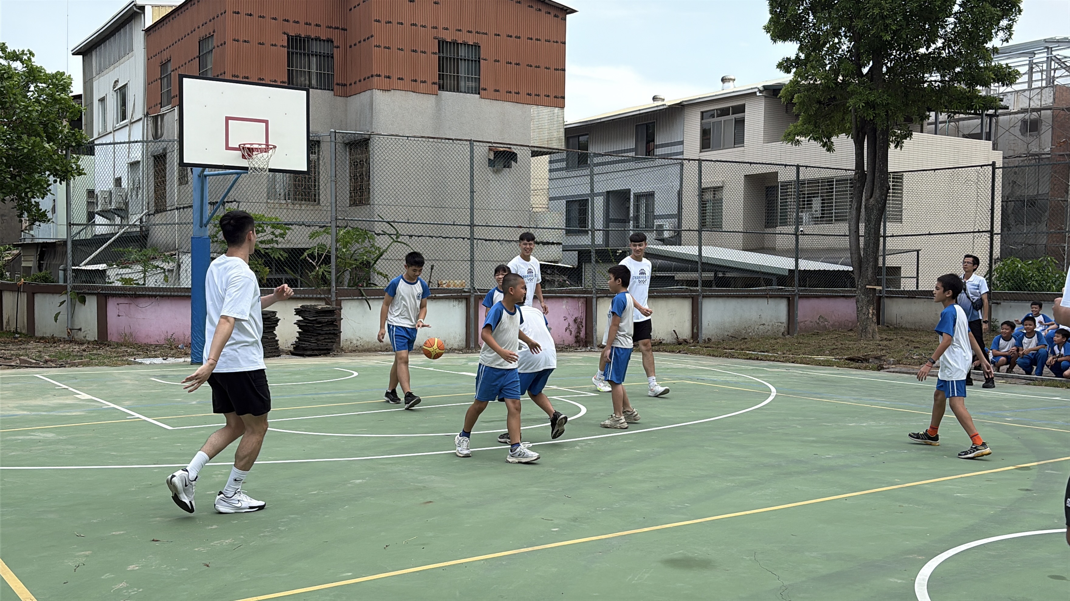 （有影片）／璞園柏力力籃球隊進校園　國聖國小師生嗨翻籃球公益日 - https://www.watchmedia01.com
