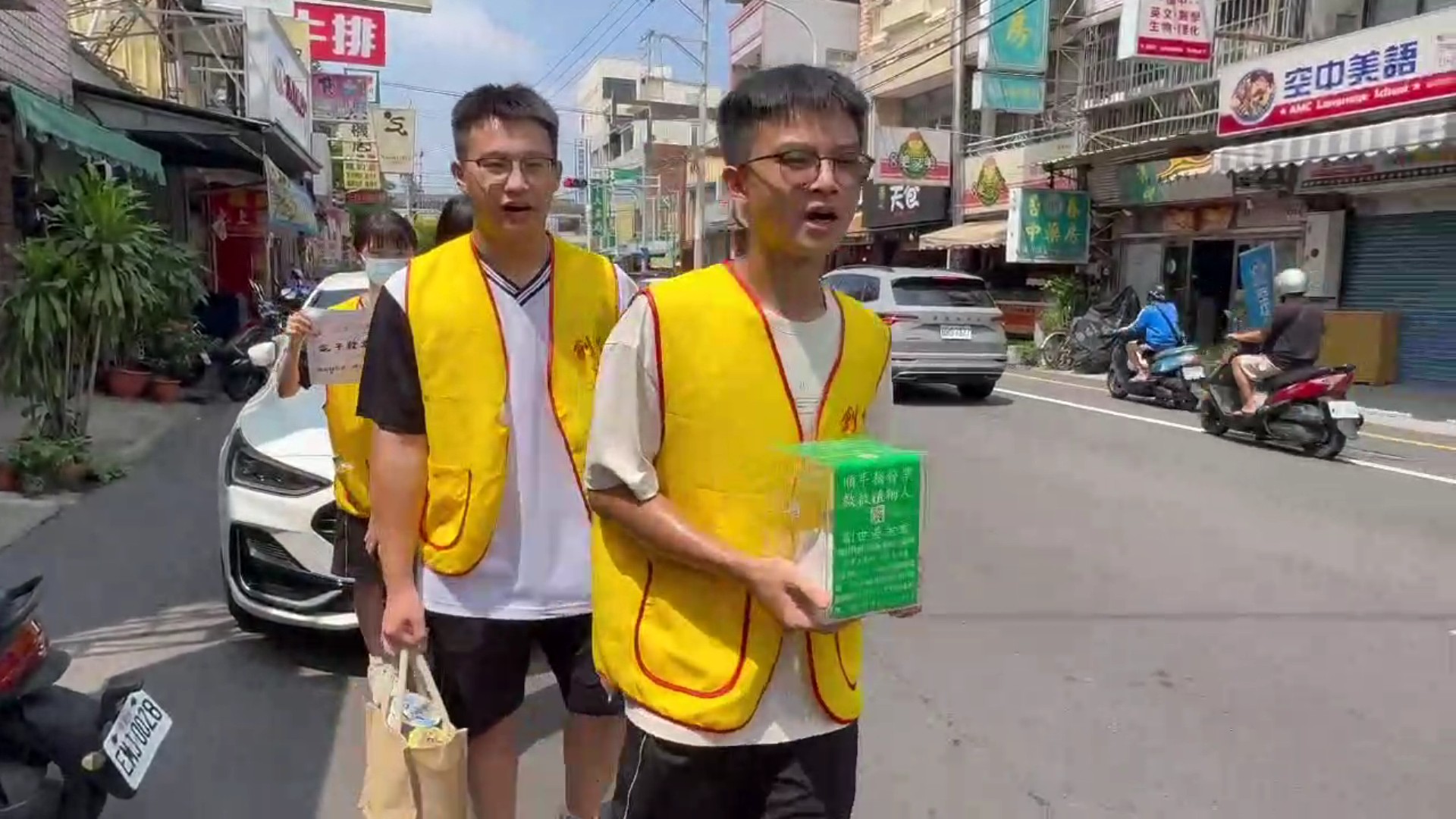 順手捐發票．救救植物人　員林高中生走上街頭募愛心 - https://www.watchmedia01.com