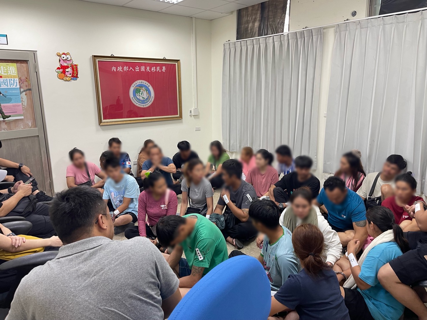 （有影片）大型派工集中營！非法仲介行徑囂張移民署與檢警巡合力逮人 - https://www.watchmedia01.com