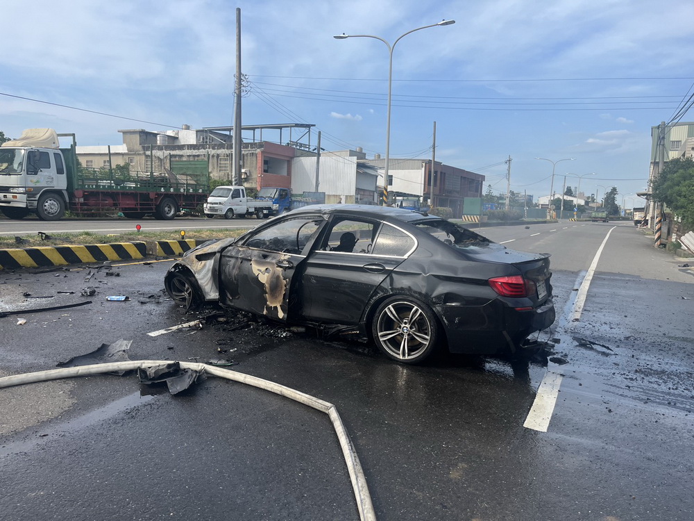 火燒車驚魂！桃園新屋自小客車自撞分隔島起火 駕駛送醫無大礙 - https://www.watchmedia01.com