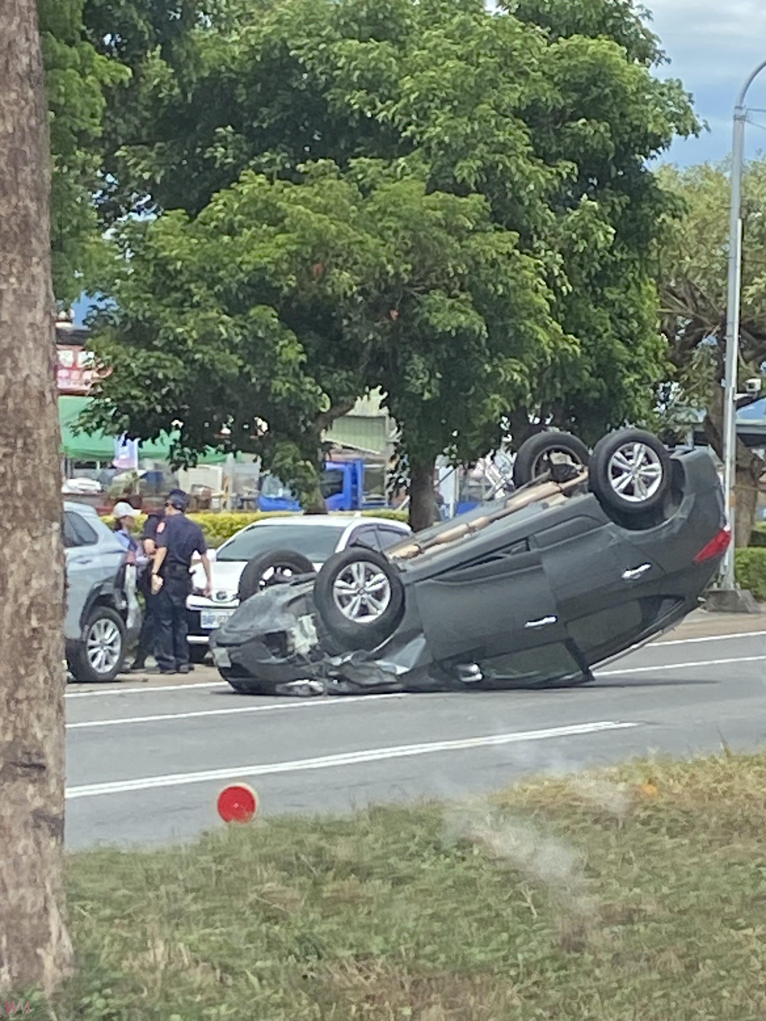自撞路邊車四輪朝天翻覆 駕駛幸運逃過一劫 - https://www.watchmedia01.com