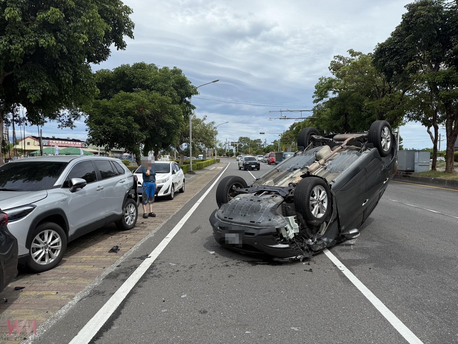 自撞路邊車四輪朝天翻覆 駕駛幸運逃過一劫 - https://www.watchmedia01.com