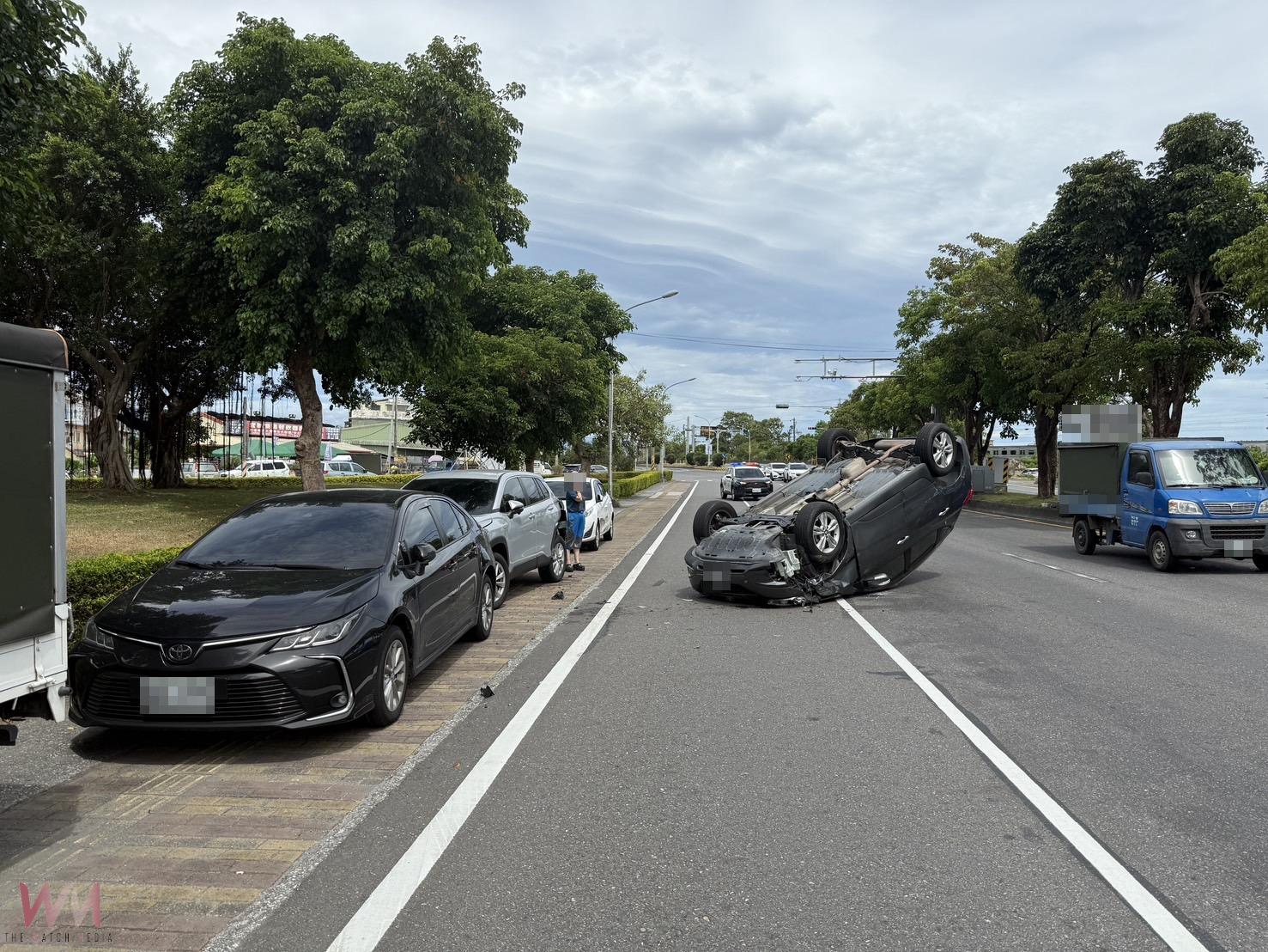 自撞路邊車四輪朝天翻覆 駕駛幸運逃過一劫 - https://www.watchmedia01.com