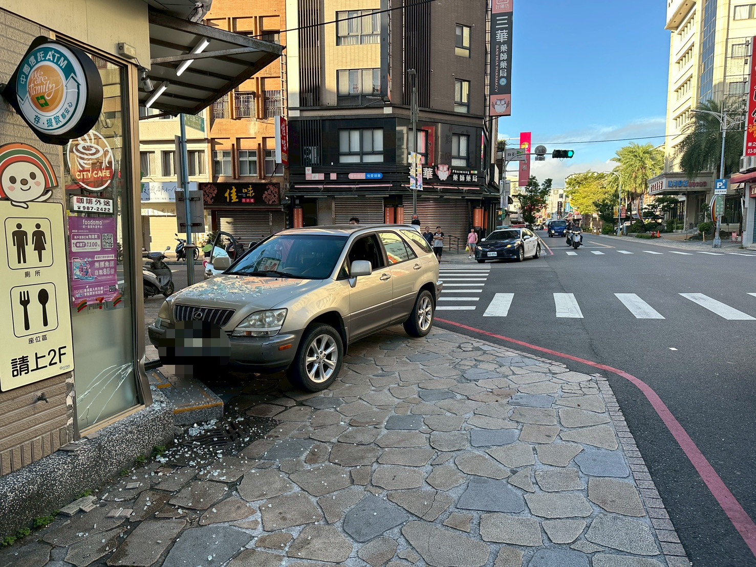 自小客車直直撞小七 肇事原因待釐清 - https://www.watchmedia01.com