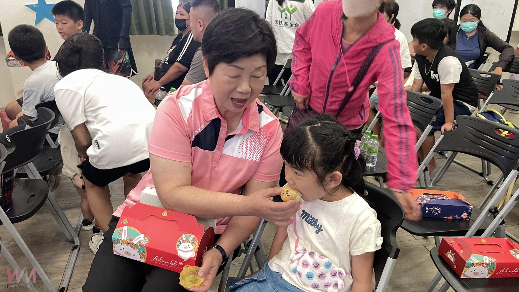 （有影片）／彰化家扶七年送愛心月餅　520戶家庭溫暖過中秋 - https://www.watchmedia01.com