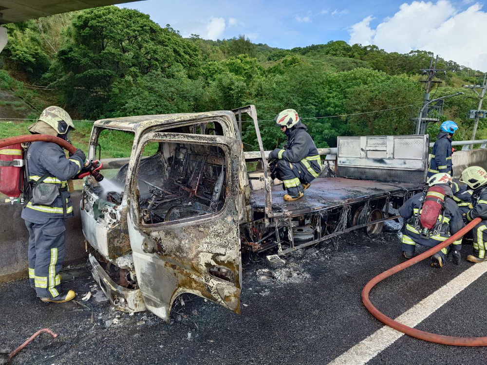 國道1號五楊高架桃園段小貨車起火 車流回堵1公里 幸未釀傷亡 - https://www.watchmedia01.com