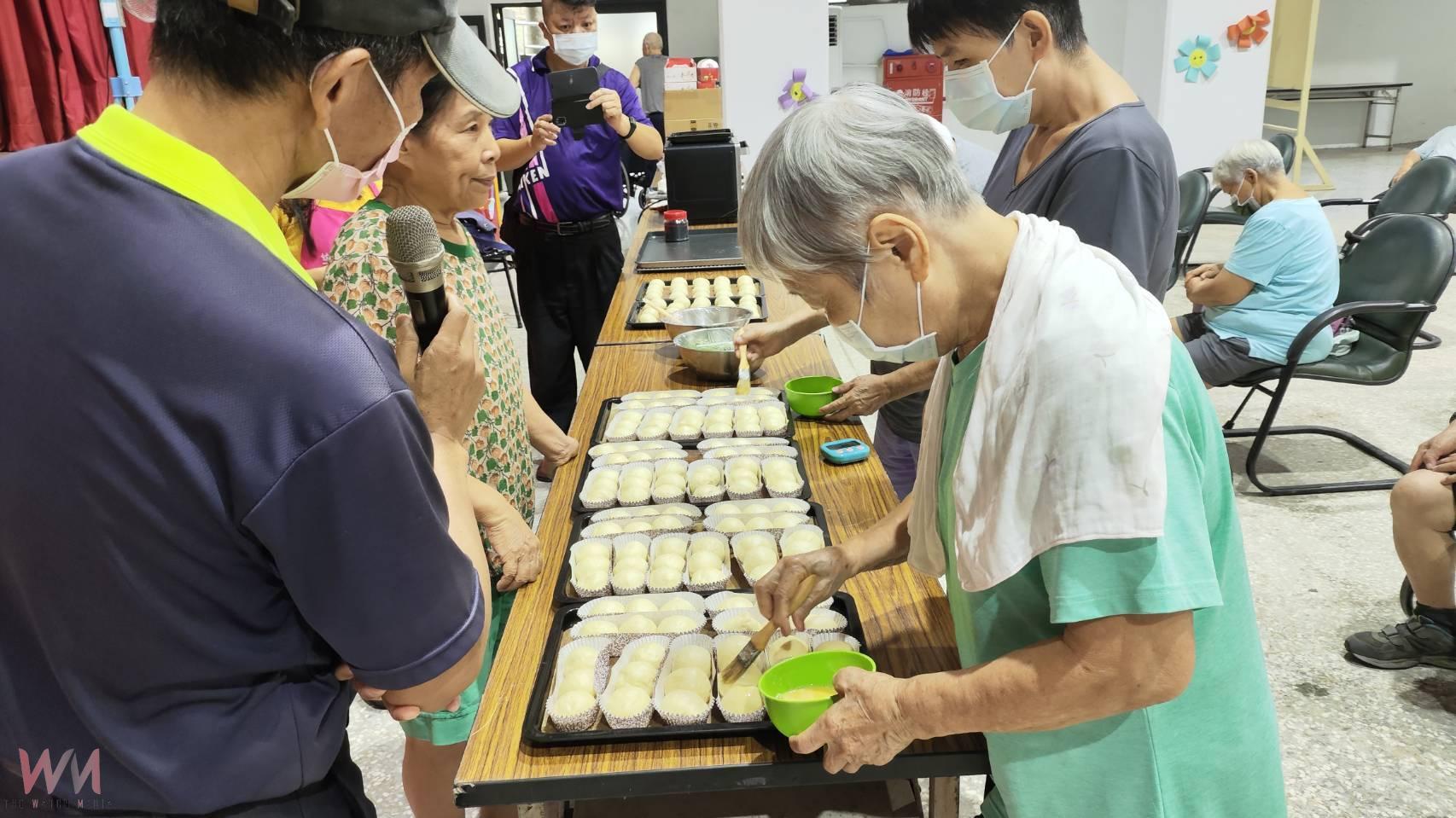 （有影片）／暖心烘焙香氣飄滿榮家　長輩手作蔥花、紅豆麵包找回熟悉滋味 - https://www.watchmedia01.com