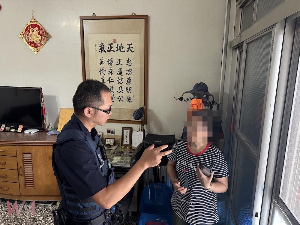 布袋派出所所長何維灝、警員李勍趕抵現場後，發現是典型的詐騙手法，即協助婦人封鎖對方來電，成功攔阻婦人遭詐。（圖/布袋分局提供）