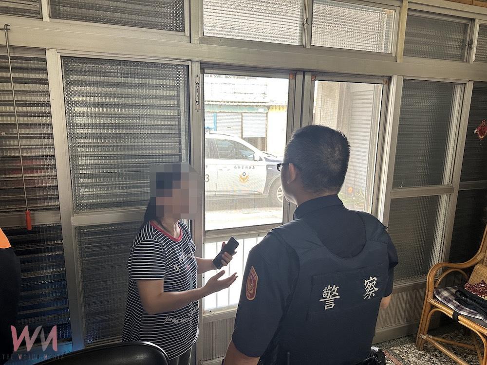 布袋派出所所長何維灝、警員李勍趕抵現場後，發現是典型的詐騙手法，即協助婦人封鎖對方來電，成功攔阻婦人遭詐。（圖/布袋分局提供）