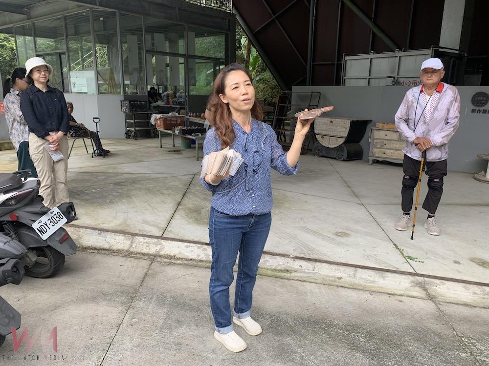 吳金蒨執行長（中）說無二窯的創作獨特。（圖/記者陳惲朋攝）