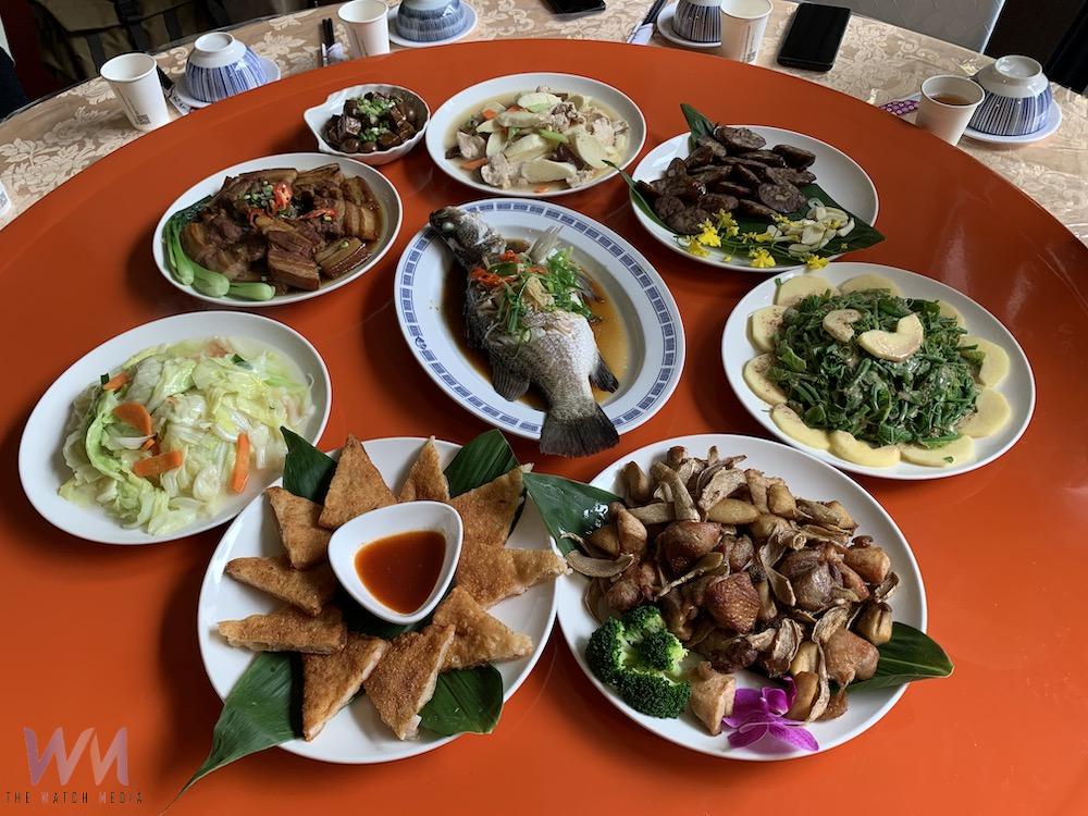 雲境山城現場料理的在地風味美食。（圖/記者陳惲朋攝）