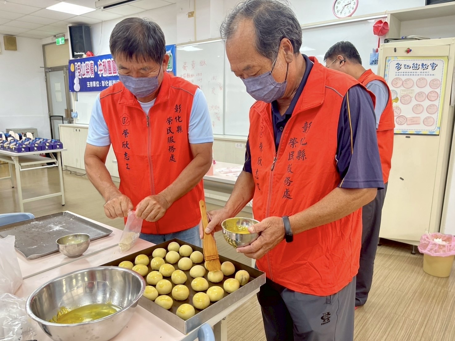 志工手作月餅送暖　彰化榮民中秋滿滿「心意」 - https://www.watchmedia01.com
