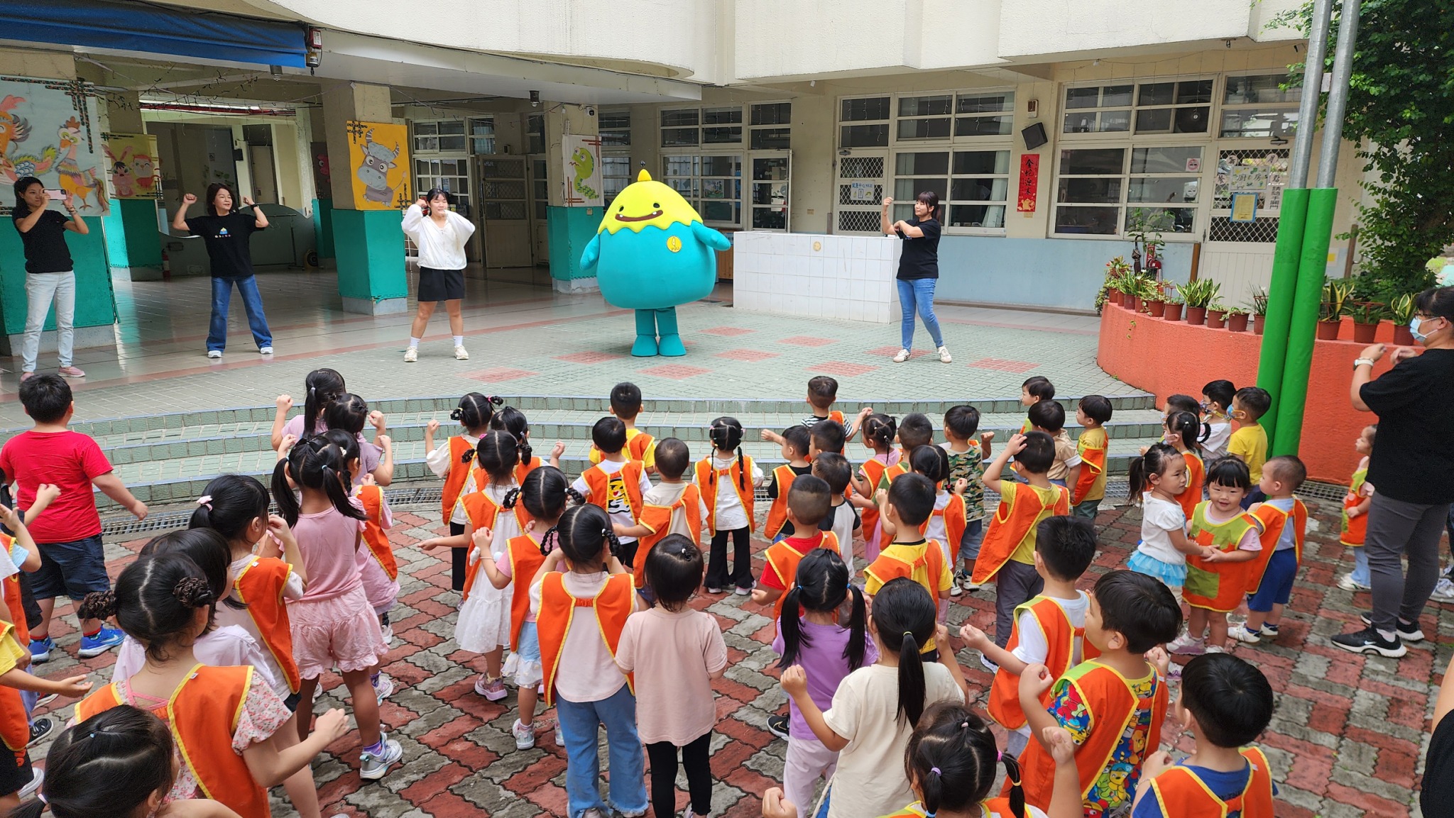 埔里鎮長廖志城贈送埔里鎮立幼兒園學童全新夏季、冬季制服各1套 - https://www.watchmedia01.com