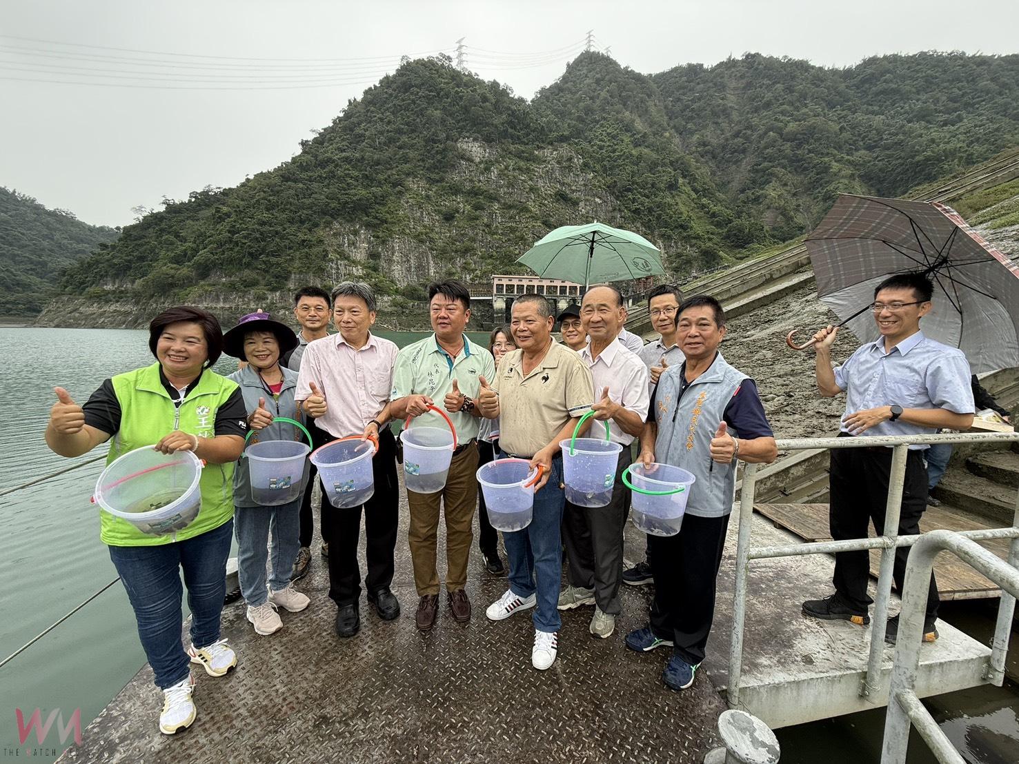 台電公司明潭發電廠下池水庫放流魚苗萬餘尾以淨化水質 - https://www.watchmedia01.com