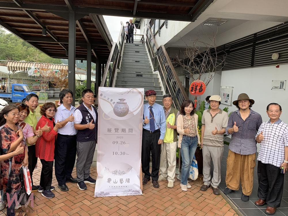 各大藝術家為藝展揭牌。（圖/記者陳惲朋攝）