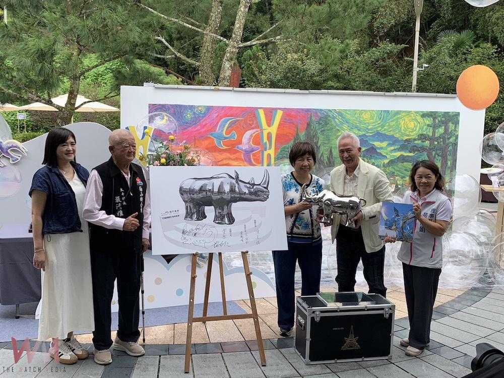 陳美琪董事長（右3）、施力仁（右2）藝術家一起將損贈給太平社區。（圖/記者陳惲朋攝）