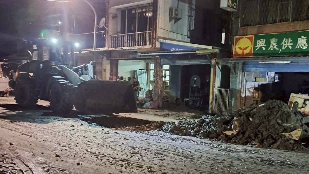 愛民如親 六軍團官兵用汗水與關懷 溫暖花蓮受災民眾的心 - https://www.watchmedia01.com
