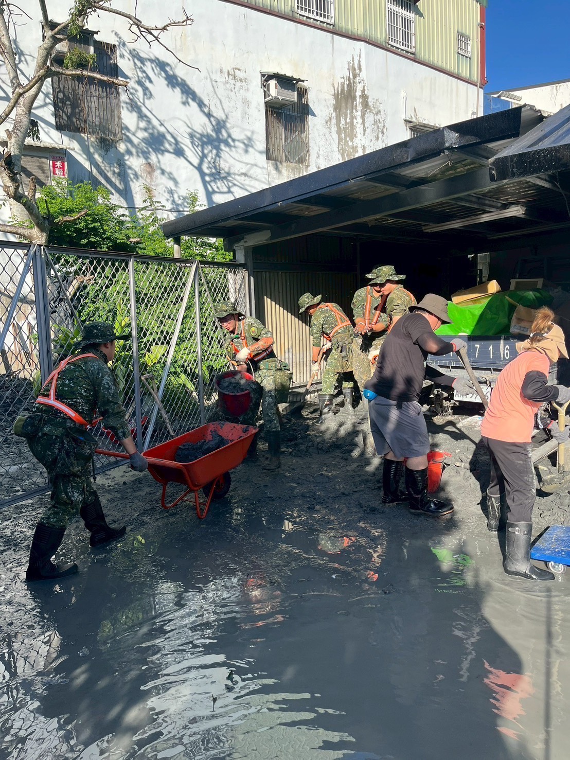 愛民如親 六軍團官兵用汗水與關懷 溫暖花蓮受災民眾的心 - https://www.watchmedia01.com