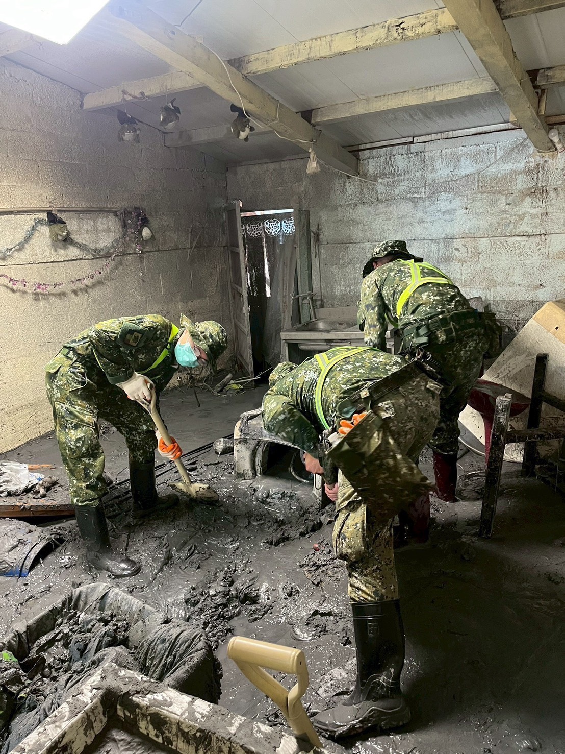 愛民如親 六軍團官兵用汗水與關懷 溫暖花蓮受災民眾的心 - https://www.watchmedia01.com