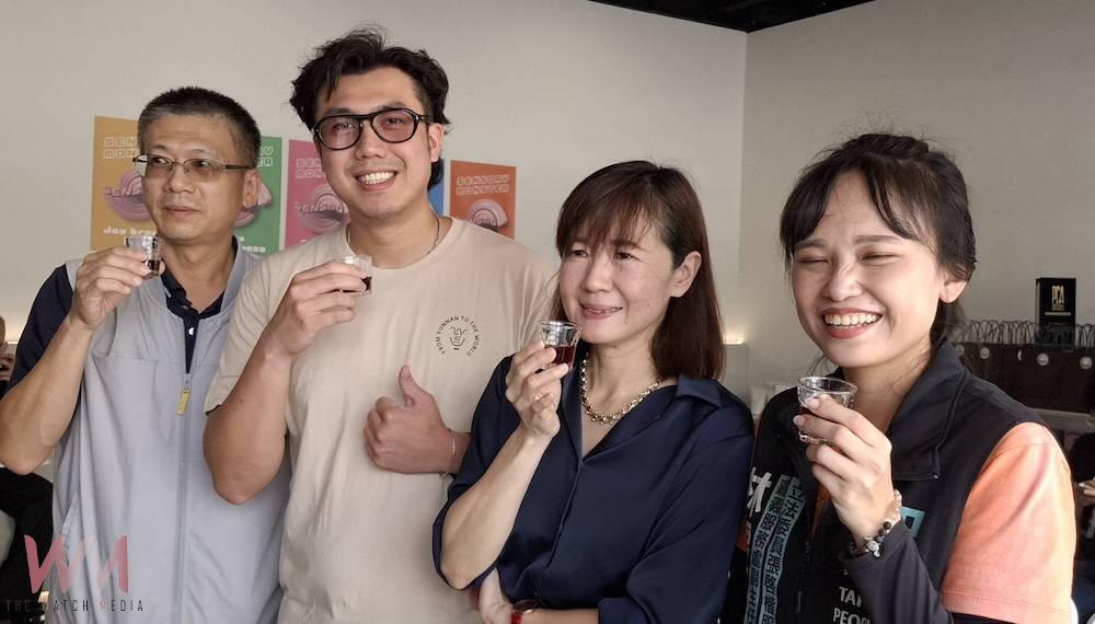 孵化獸風味教育學院與雷霆山咖啡學苑於嘉義市舉辦「學院授權簽約儀式」暨《2025 一念一栗雲南咖啡線上烘豆賽》啟動儀式，讓嘉義市精品咖啡教育與國際產業鏈結的新里程碑。（圖/記者陳惲朋攝）