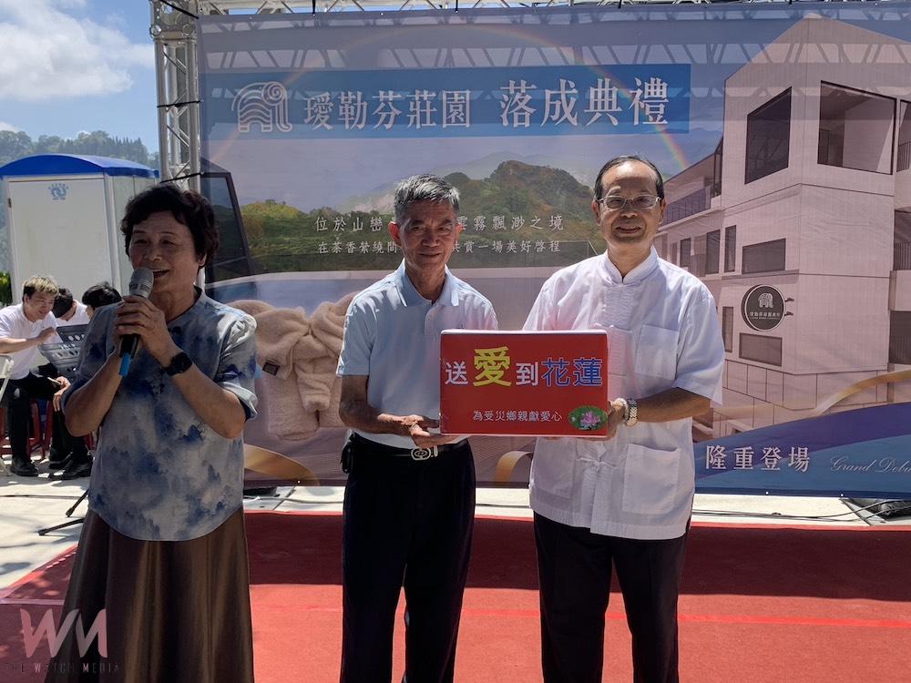莊園羅秀梅董事長（左）懷抱「施比受更有福」，對花蓮光復災況抛磚引玉捐出2萬元善款，帶動現場愛心捐款熱潮。（圖/記者陳惲朋攝）