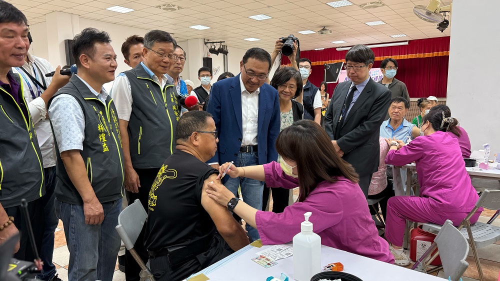 侯友宜鼓勵民眾「左流右新」接種疫苗　長者還可抽好禮 - https://www.watchmedia01.com