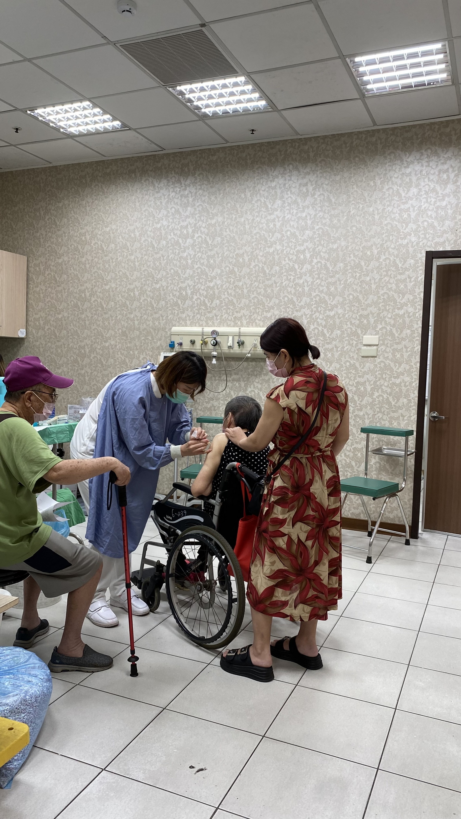 員榮醫院開打流感、新冠疫苗　涂川洲呼籲民眾盡早接種 - https://www.watchmedia01.com