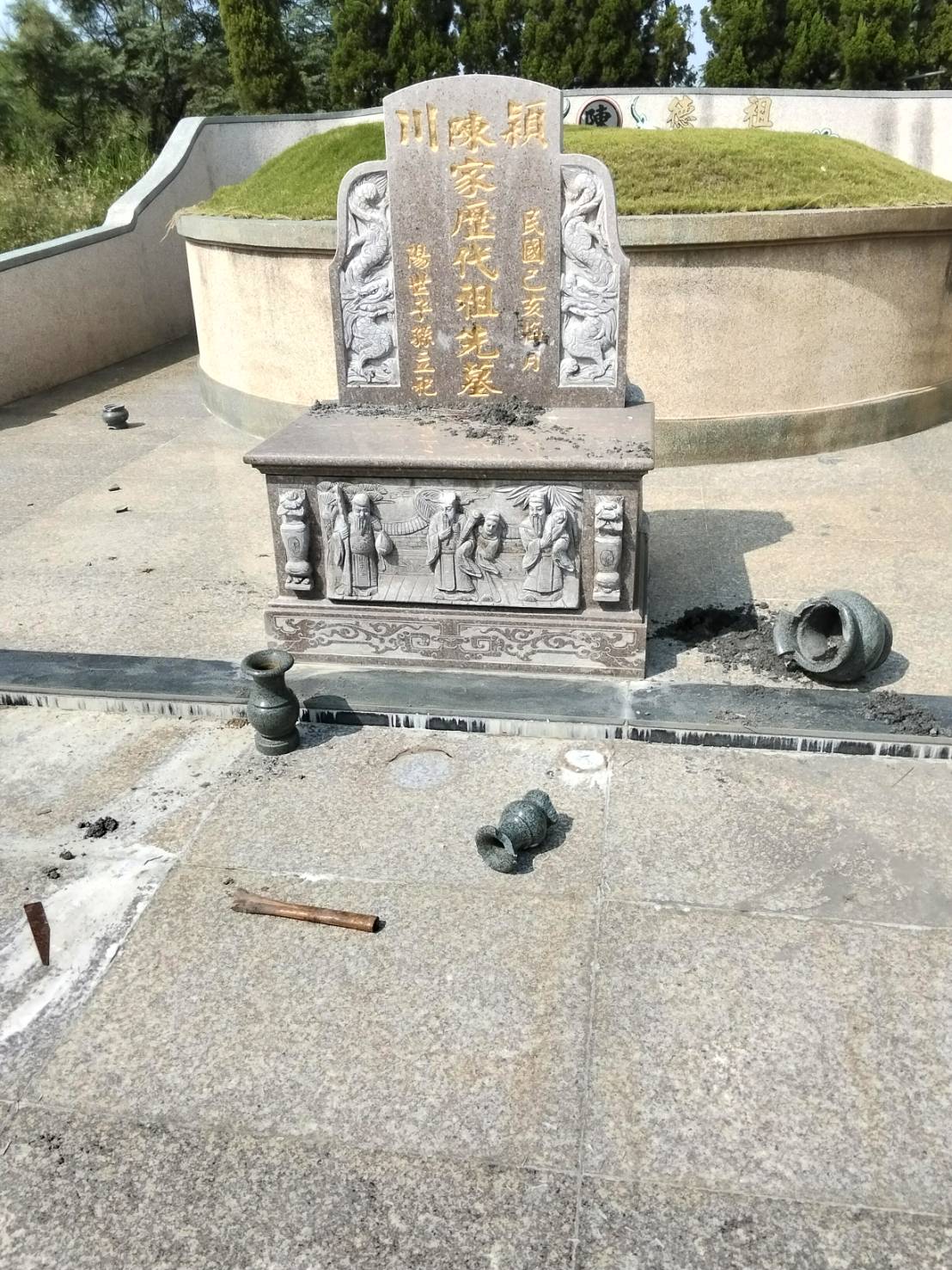 鹿港第12公墓遭「破壞」！花盆、香爐碎裂　管理員巡查嚇壞 - https://www.watchmedia01.com
