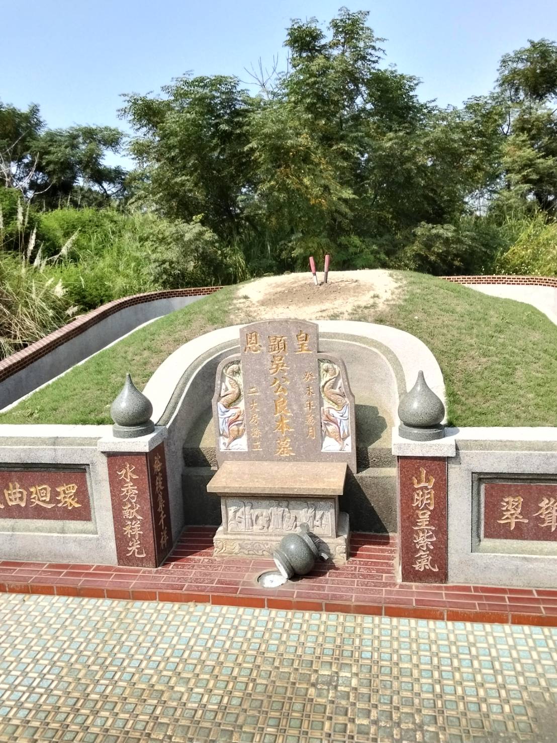 鹿港第12公墓遭「破壞」！花盆、香爐碎裂　管理員巡查嚇壞 - https://www.watchmedia01.com