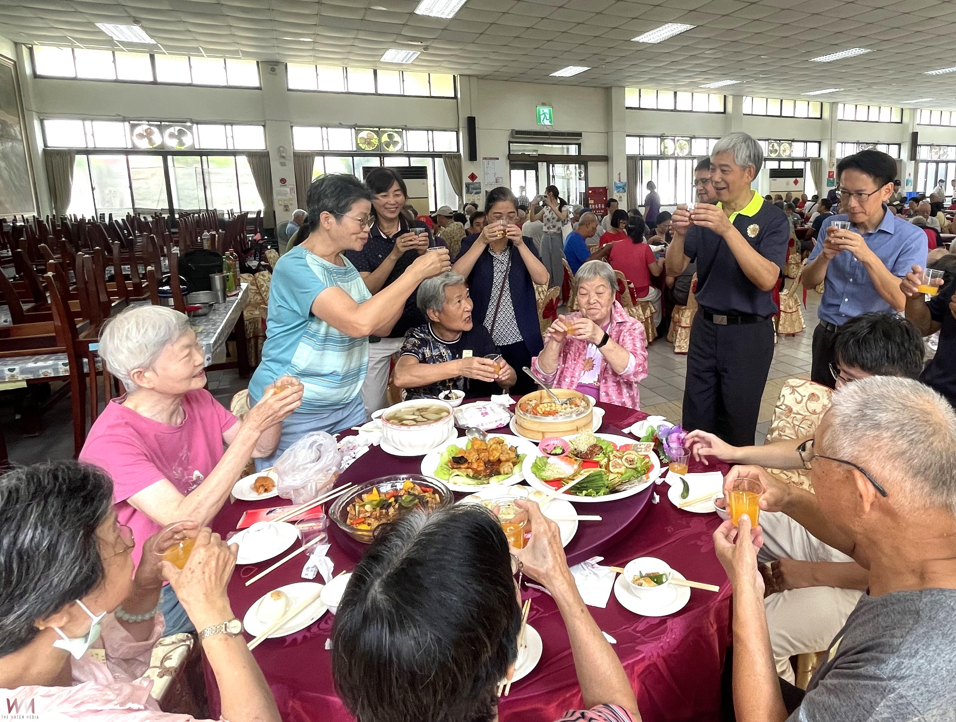 （有影片）／中秋團圓聚　中彰榮家住民與親友歡喜共餐　笑聲滿堂 - https://www.watchmedia01.com