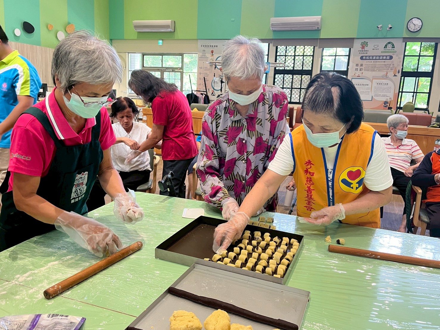 秀和苑日照中心長輩DIY月餅、演戲　過溫馨中秋 - https://www.watchmedia01.com