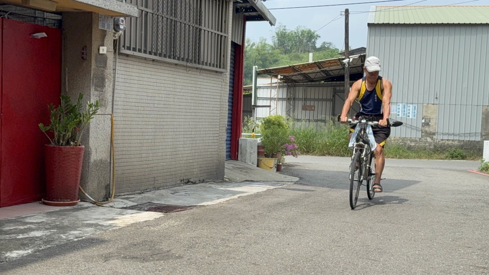 78歲「鏟子超人」騎鐵馬千里助花蓮清淤　網友讚最美風景 - https://www.watchmedia01.com