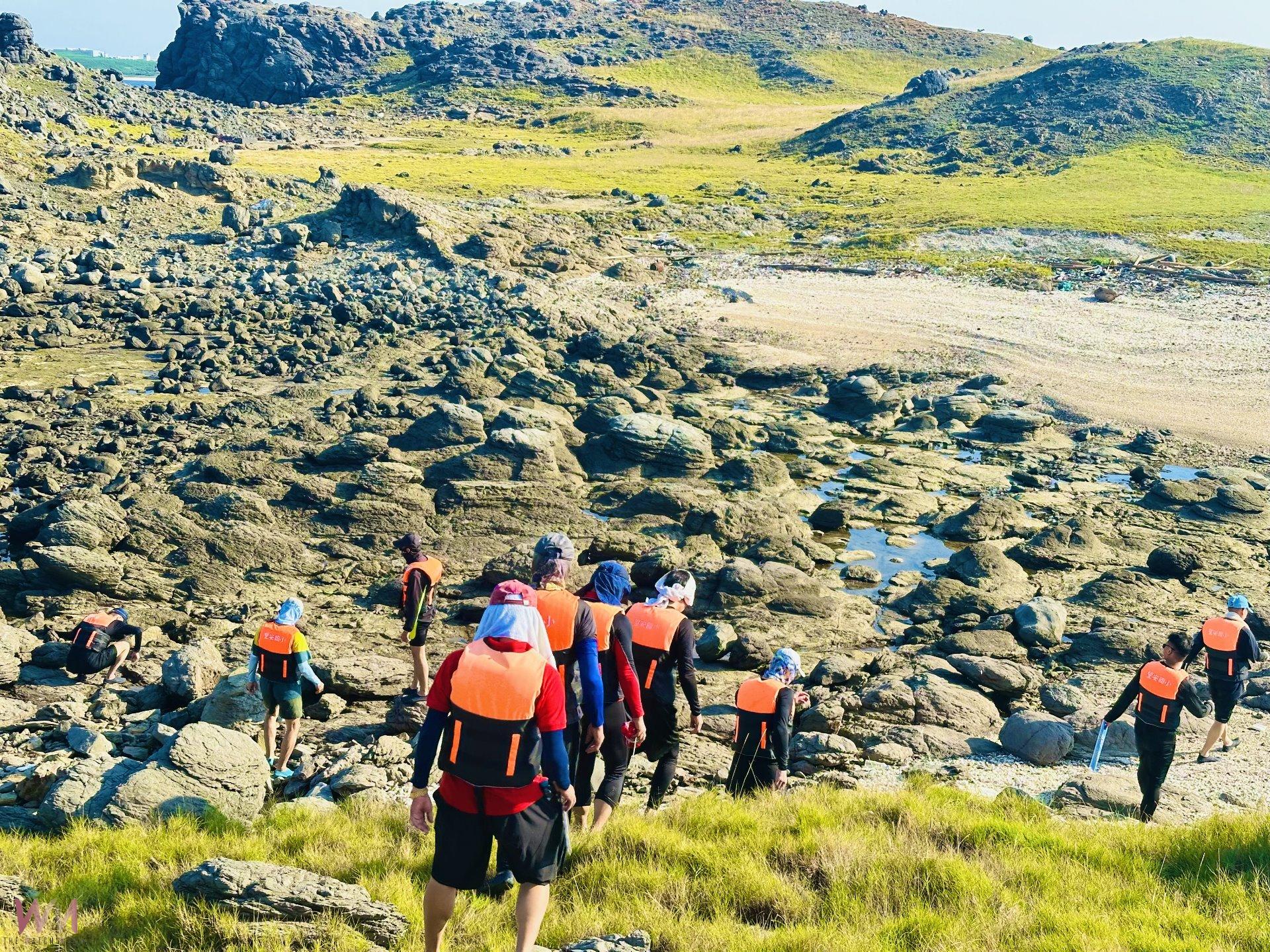 提倡在地特色休閒活動  望安警與學童SUP橫渡馬鞍山島 - https://www.watchmedia01.com
