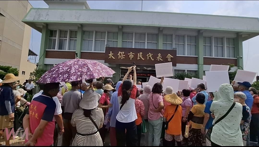 普發現金3000元卡關代表會   嘉義縣太保市民到代表會抗議 - https://www.watchmedia01.com