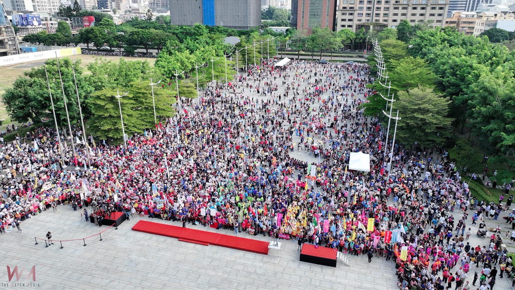 中市府雙十國慶升旗典禮盛大登場　2.3萬人次擠爆府前廣場、紀念物秒殺 - https://www.watchmedia01.com