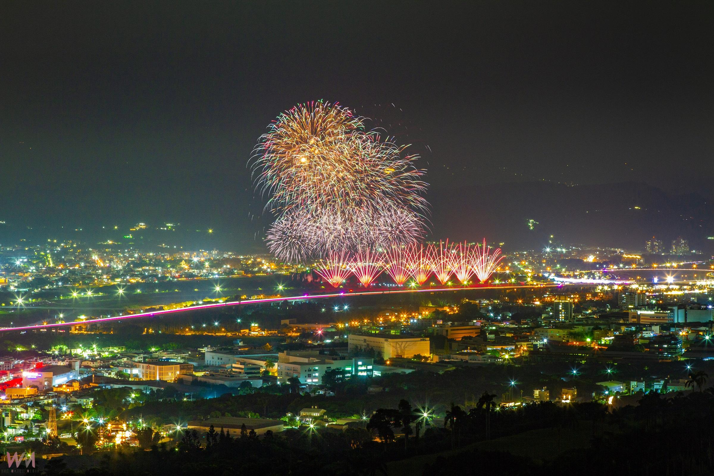 國慶焰火在南投 逾4萬發焰火照亮夜空 觀賞人數約為28萬500多人 - https://www.watchmedia01.com