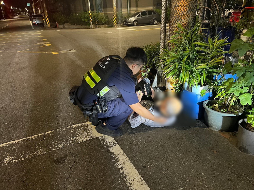 桃園83歲老翁深夜倒臥路旁 平鎮警及時救援暖心護送返家 - https://www.watchmedia01.com