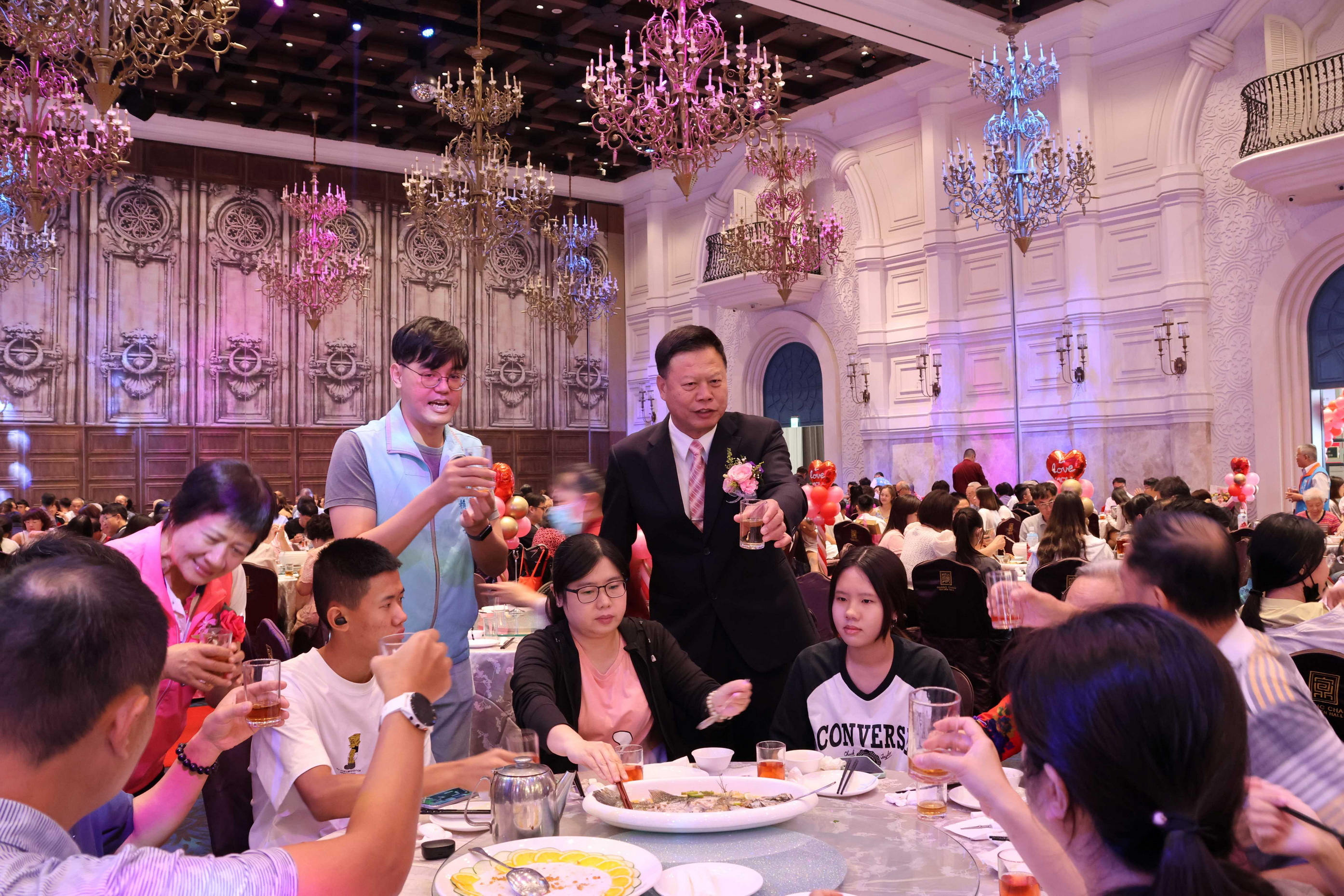 員林市表揚426對長壽佳偶　金婚、鑽石婚、白金婚齊聚一堂 - https://www.watchmedia01.com