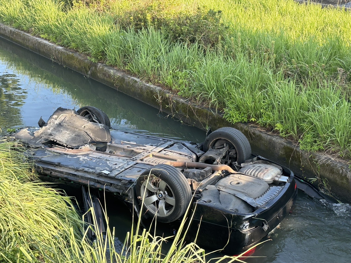 自小客烏龜翻掉落水溝 駕駛命大逃過一劫 - https://www.watchmedia01.com