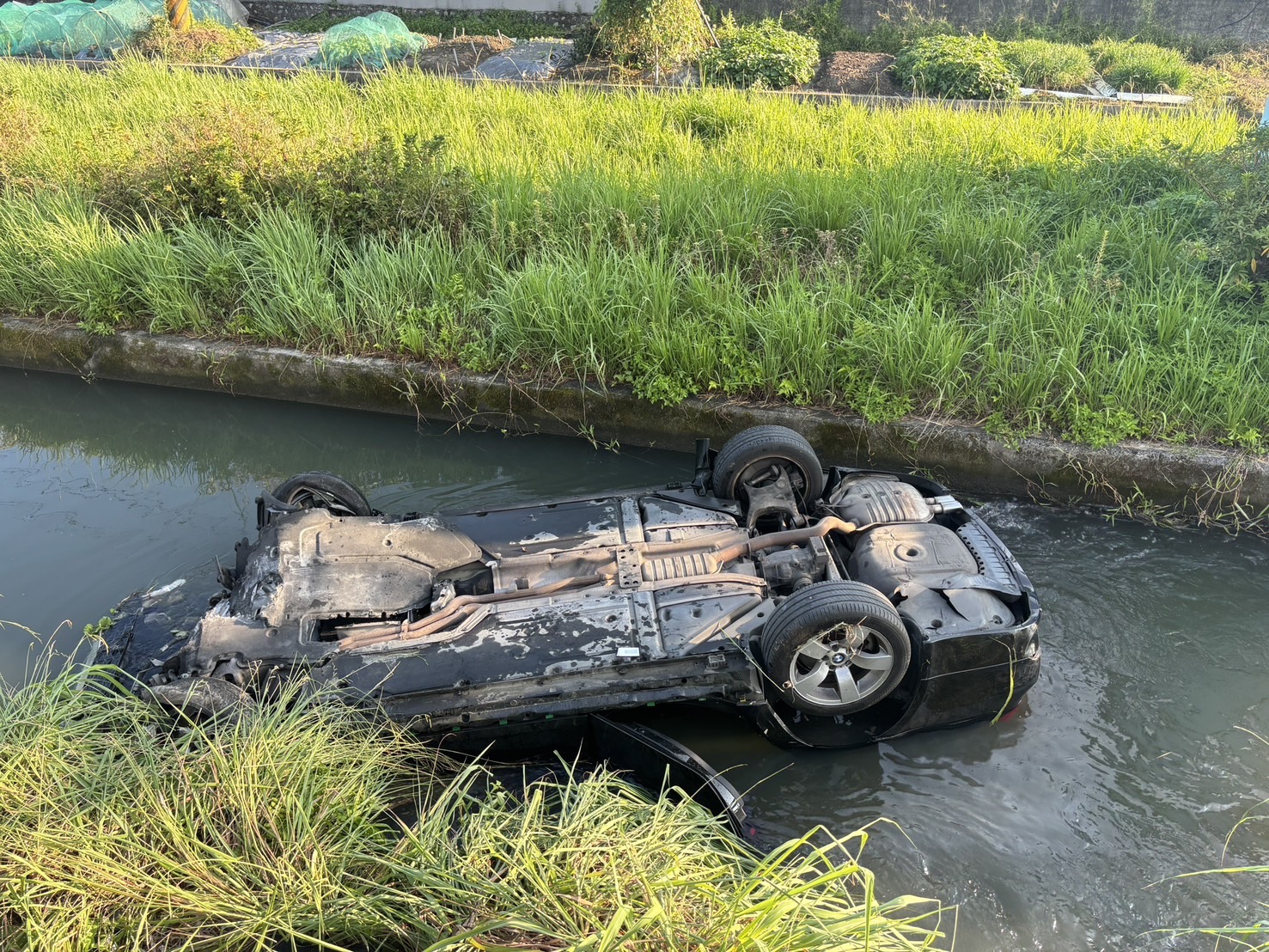 自小客烏龜翻掉落水溝 駕駛命大逃過一劫 - https://www.watchmedia01.com