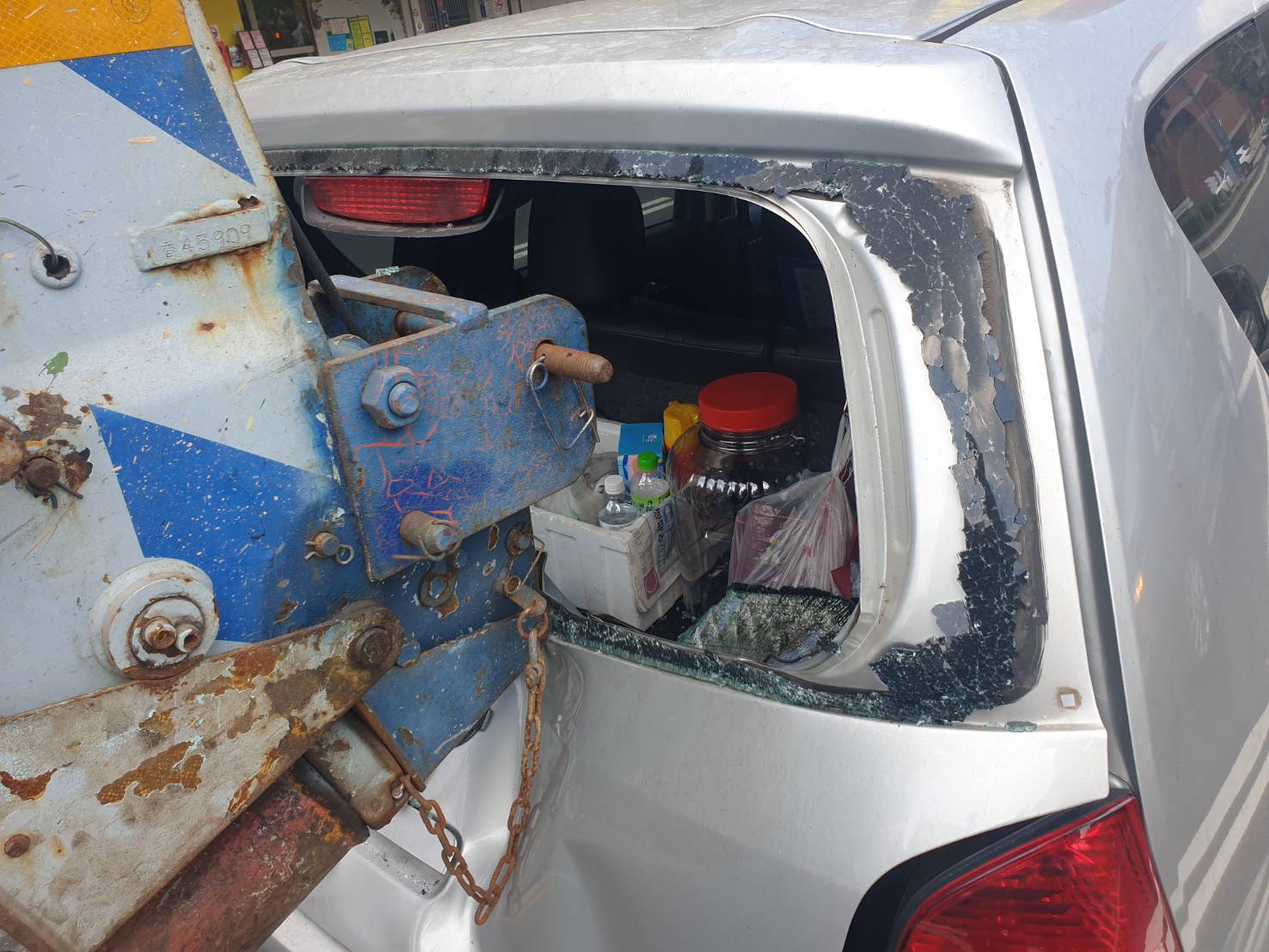 (有影片)/驚悚!大吊車吊臂撞進轎車後座 女駕駛驚:差點沒命 - https://www.watchmedia01.com