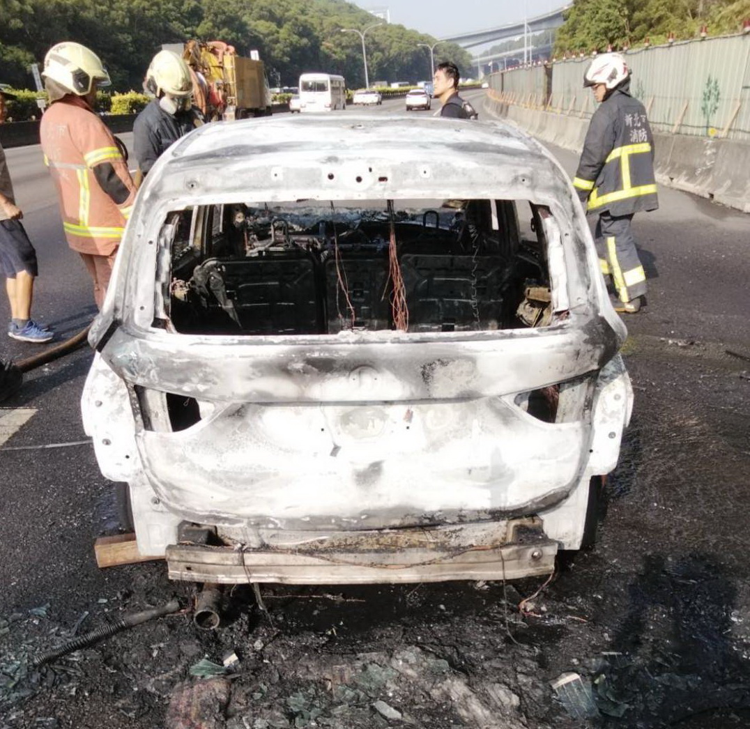 多元計程車國道突起火 駕駛乘客急逃生無人傷亡 - https://www.watchmedia01.com