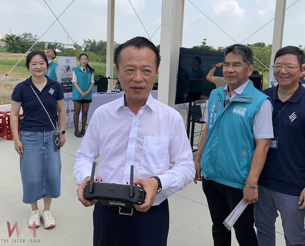 翁章梁縣長以「一鍵起飛、自動飛行與拍攝」操控國產國造無人機，「領先全國」的進行「稅籍資料空間座標化」的創新查核辦稅模擬。（圖/記者陳惲朋攝）