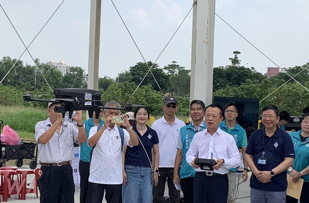 翁章梁縣長以「一鍵起飛、自動飛行與拍攝」操控國產國造無人機，「領先全國」的進行「稅籍資料空間座標化」的創新查核辦稅模擬。（圖/記者陳惲朋攝）